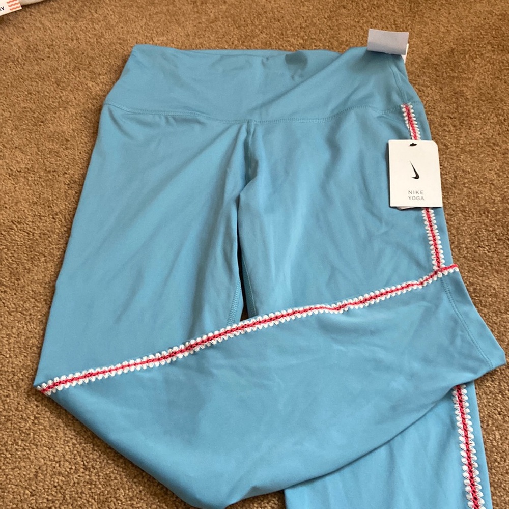 Nike NWT 3/4 yoga leggings